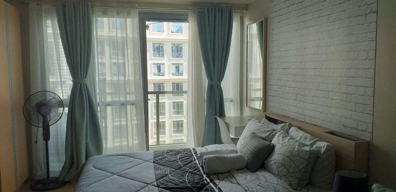 Eighty One Newport Boulevard Manila Exterior photo