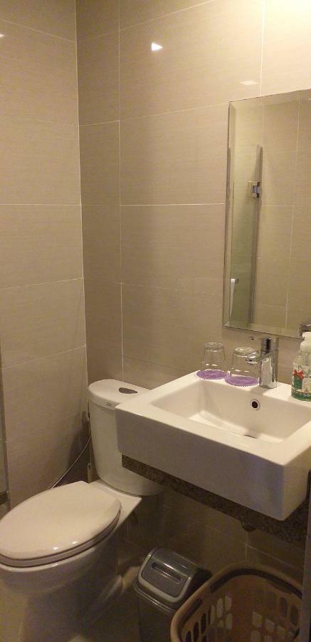 Eighty One Newport Boulevard Manila Exterior photo